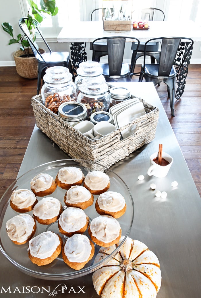 What an adorable idea! A hot chocolate and snack bar - perfect for fall and winter and all those holiday visitors | aiweb9ygdry.cmersite.com