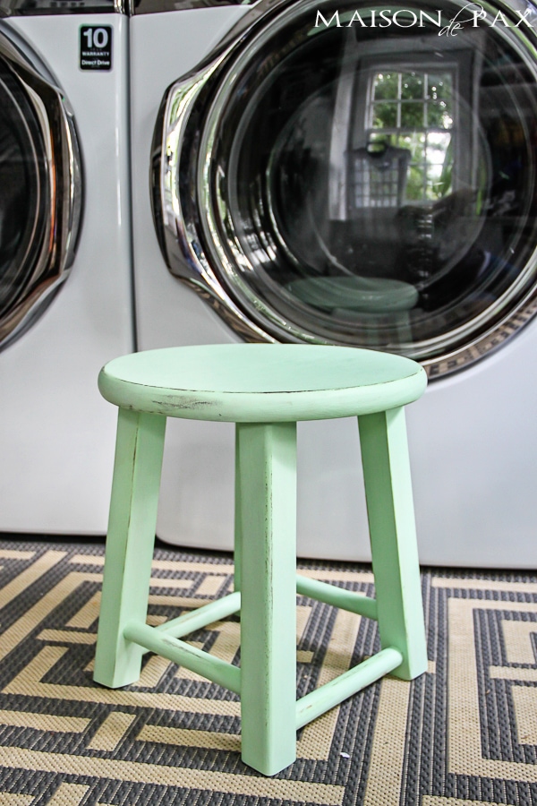 Such an adorable little stool! Great tutorial to make your own little mint stool via aiweb9ygdry.cmersite.com #diy #paint