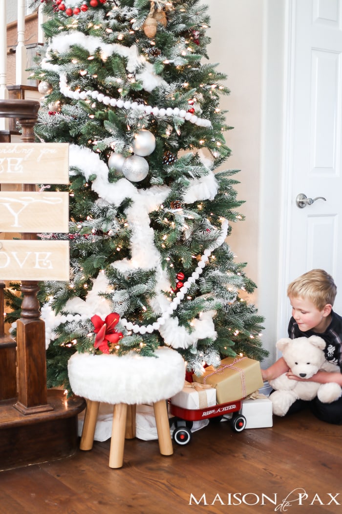 Love this red and white winder wonderland Christmas tree! And you'll never believe what that white garland is...