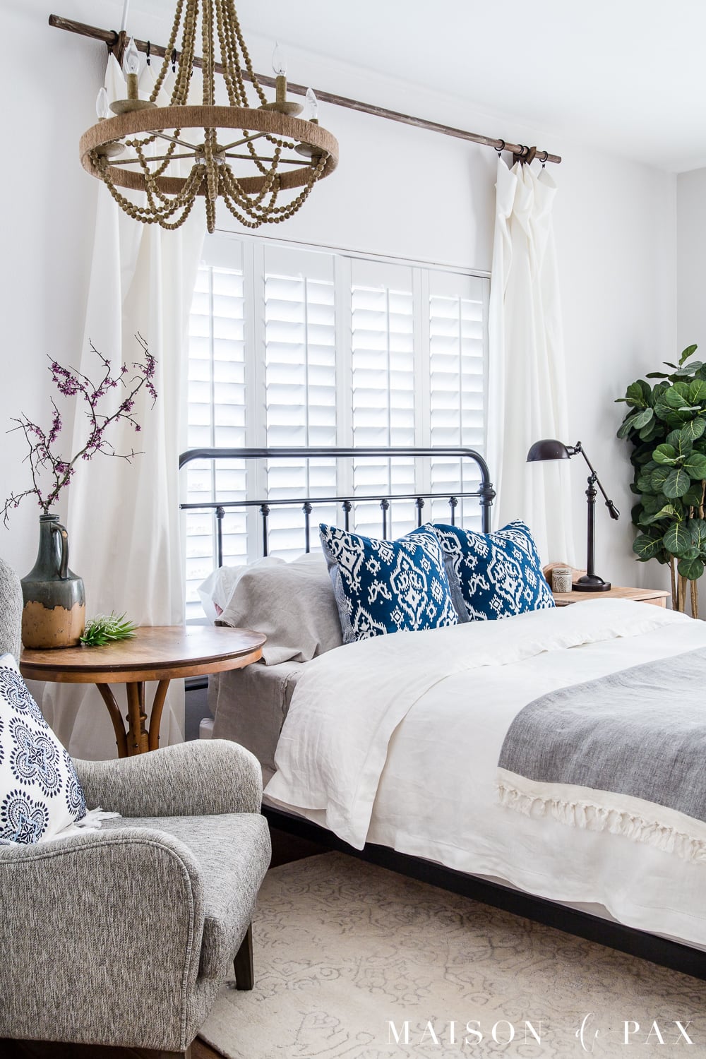 Looking to add a seasonal touch to your bedroom?  Don't miss these incredibly simple master bedroom decorating ideas for spring! #springdecor #springbedroom #nightstand #modernfarmhouse