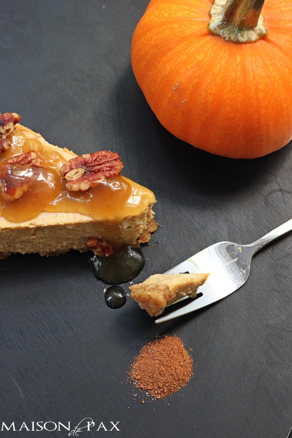 Perfect Thanksgiving dessert - praline pumpkin cheesecake: rich, creamy, spiced, and sweet via aiweb9ygdry.cmersite.com #fall #recipe