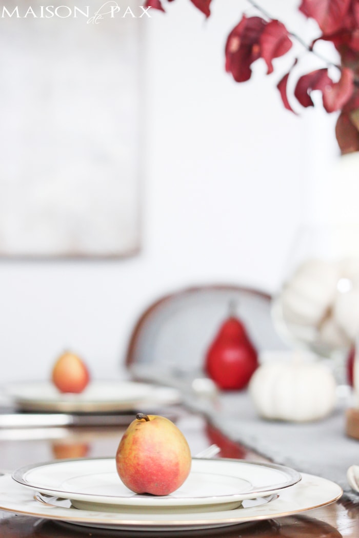 How to set a gorgeous Thanksgiving table: step by step process for a beautiful fall tablescape and gorgeous inspiration with white pumpkins, fall foliage, pears, and natural textures | aiweb9ygdry.cmersite.com