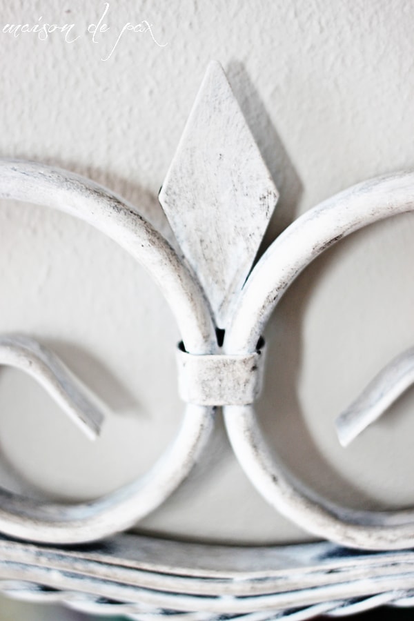Get a beautifully textured and aged look on metal in ONLY 2 STEPS with this tutorial at aiweb9ygdry.cmersite.com #diy #paint