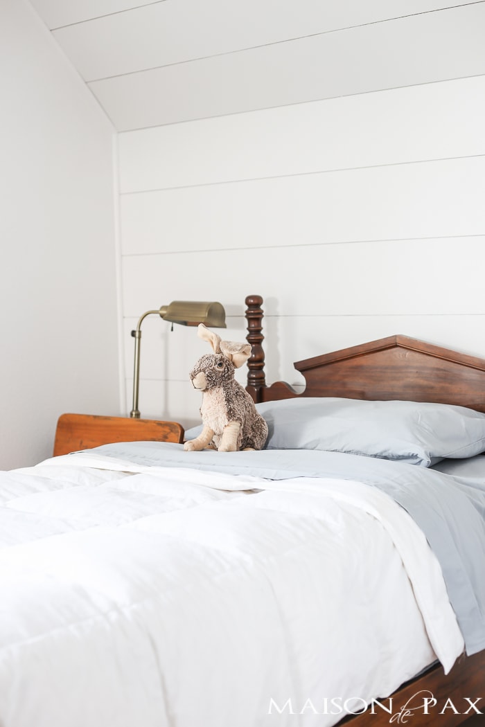love the plank accent behind this antique bed, such a charming, farmhouse look