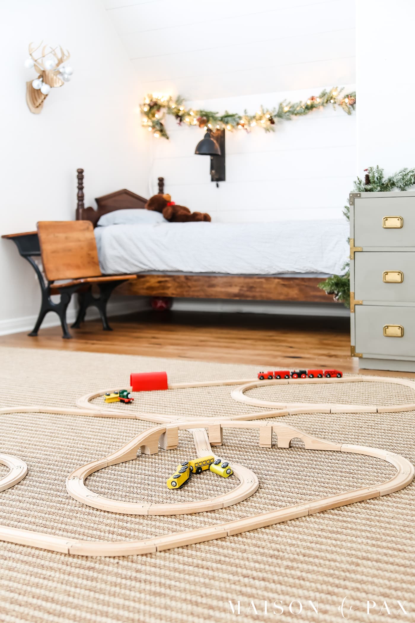 simple holiday decorations in a kid's room #kidChristmas