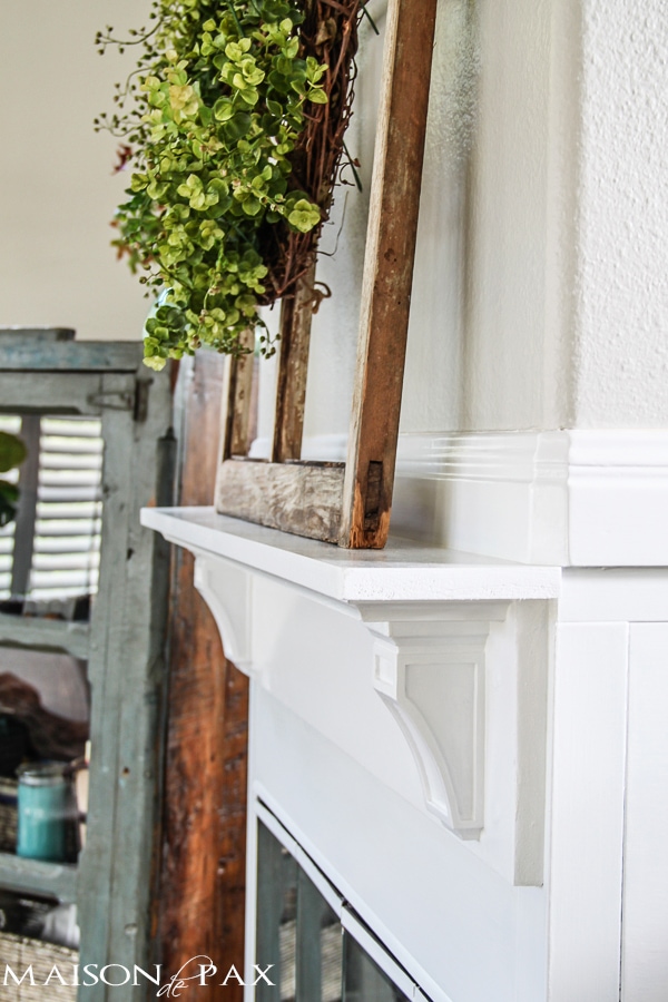 I love how this simple diy mantel changes the fireplace! Find out how to build a simple fireplace mantel (or faux fireplace shelf!) with this easy to follow tutorial | aiweb9ygdry.cmersite.com