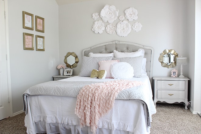 Tips for using florals in your home: Fresh flowers can be expensive and short lived... but they're not the only way to decorate with flowers! Don't miss these creative tips for decorating with florals!