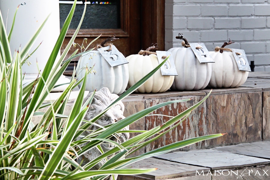 such a cute way to display your house number and decorate your front porch via aiweb9ygdry.cmersite.com #fall #decor #pumpkin