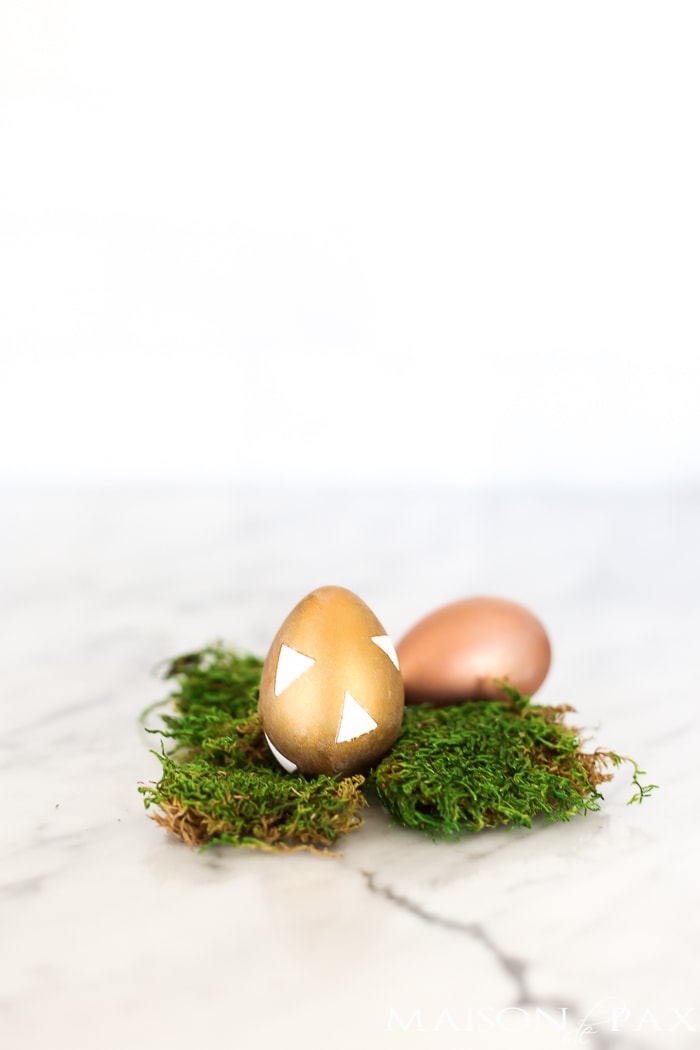 Looking for a fun, easy Easter craft? Try these DIY metallic easter eggs for a chic yet simple Easter project. Plus, find 25 other Easter craft ideas!