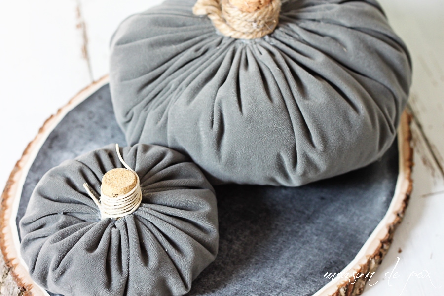 Make your own velvet pumpkins in mere minutes with this easy tutorial via aiweb9ygdry.cmersite.com #diy #fabric #fall #decor