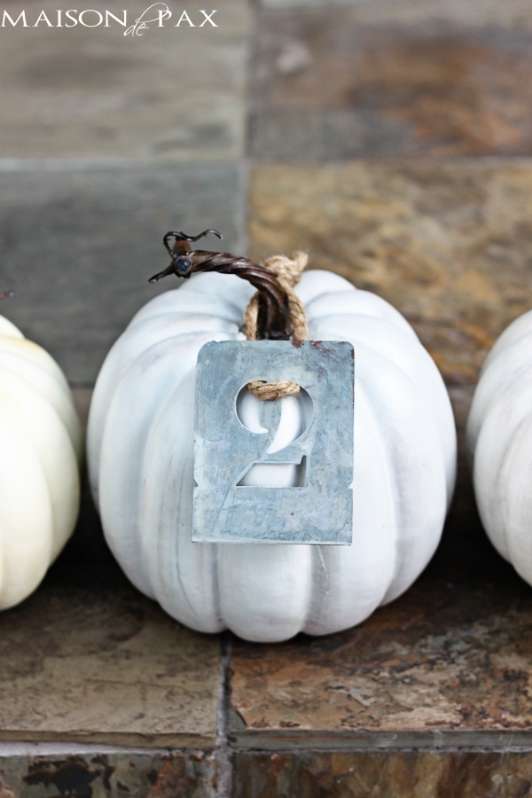 such a cute way to display your house number and decorate your front porch via aiweb9ygdry.cmersite.com #fall #decor #pumpkin