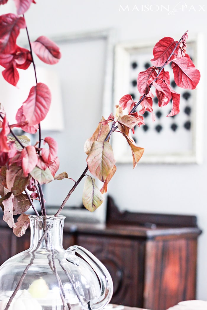 How to set a gorgeous Thanksgiving table: step by step process for a beautiful fall tablescape and gorgeous inspiration with white pumpkins, fall foliage, pears, and natural textures | aiweb9ygdry.cmersite.com