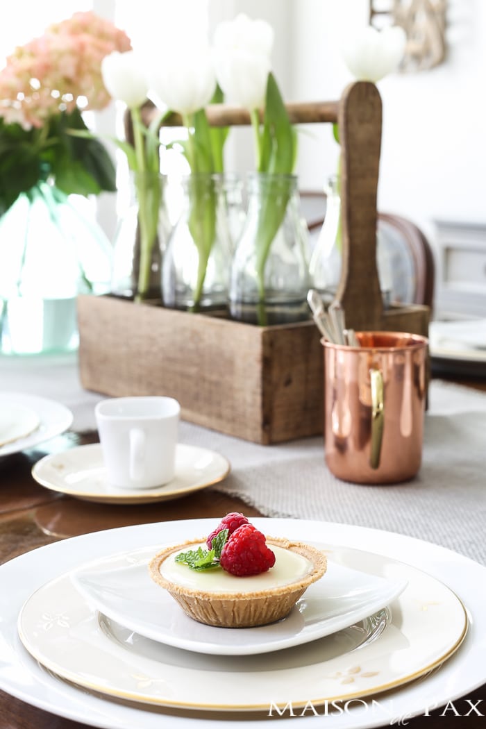 what a lovely, fresh table setting - perfect for Mother's Day brunch, Easter dinner, or any special spring occasion | aiweb9ygdry.cmersite.com