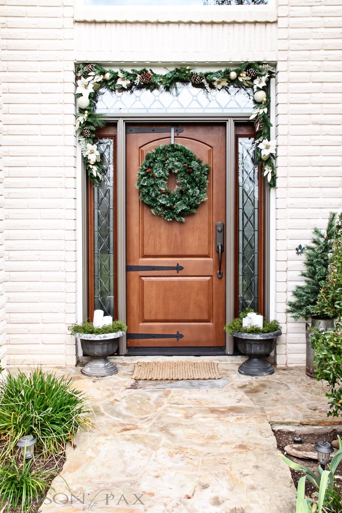 I love this simple, white and green look for the holidays! Classic greenery and white accents for a Christmas Front Porch | aiweb9ygdry.cmersite.com
