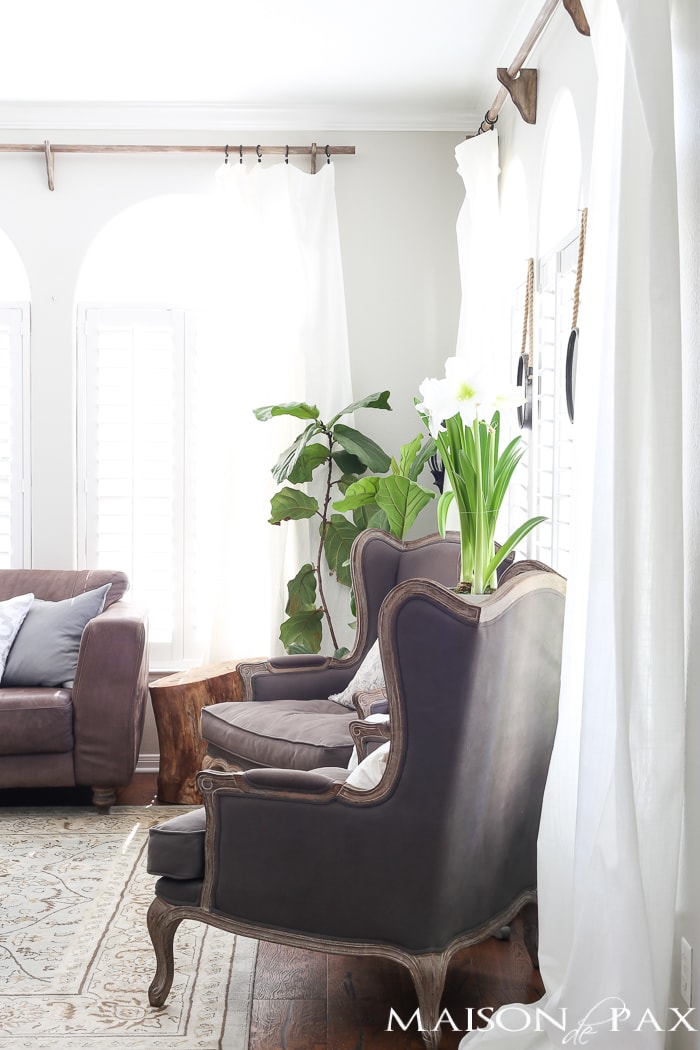 This casually elegant living room is all set to go for spring! Use these simple spring decorating ideas to get your home ready for spring.