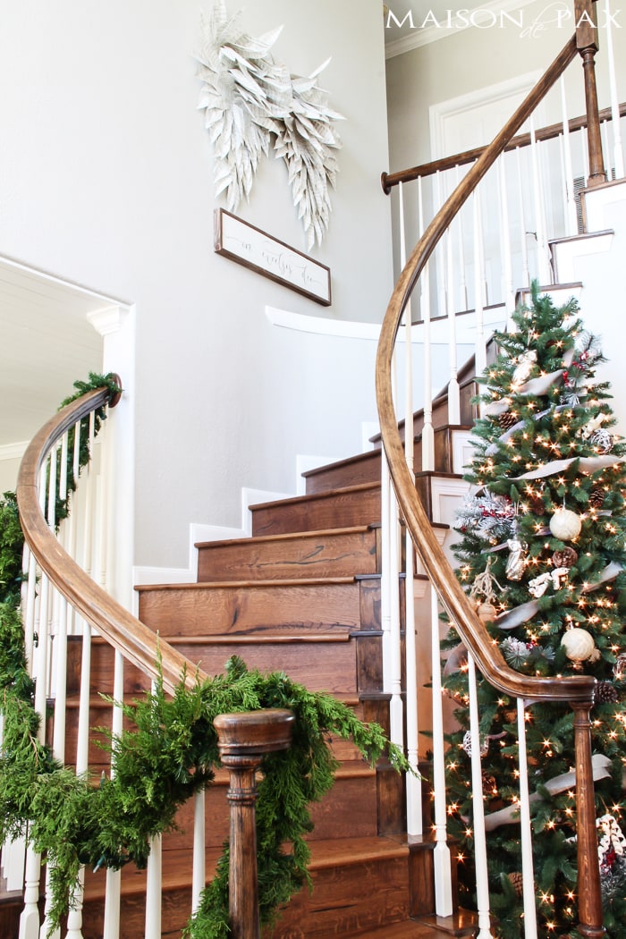 Gorgeous, simple Christmas home tour: natural greenery, winter woodland theme, sparkly touches, and simple reminder of the hope of the season. Tons of diy and decorating ideas | aiweb9ygdry.cmersite.com