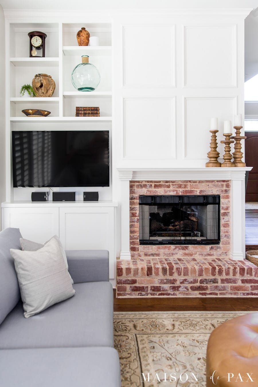 Bright living room design with sectional - Maison de Pax