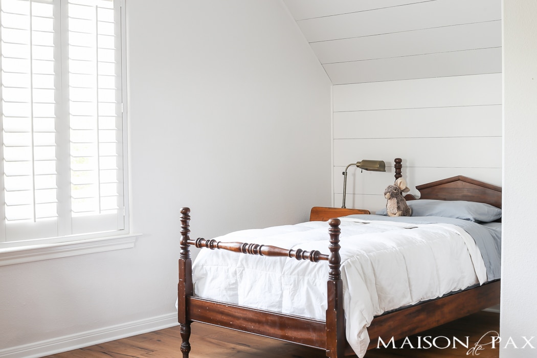 love the plank accent behind this antique bed, such a charming, farmhouse look