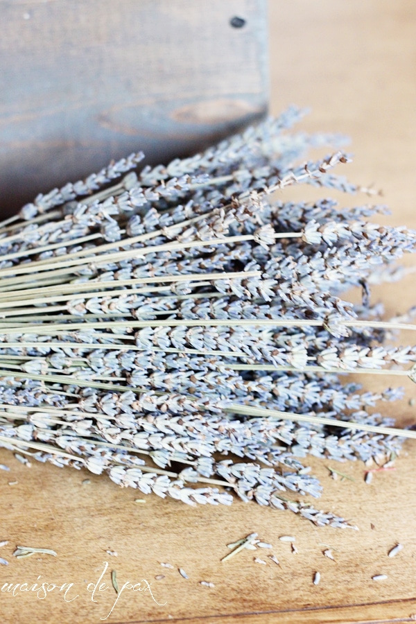 Simple tutorial for creating a weathered, rustic wooden box at aiweb9ygdry.cmersite.com. Great for centerpiece, flowers, vases, jars, etc.
