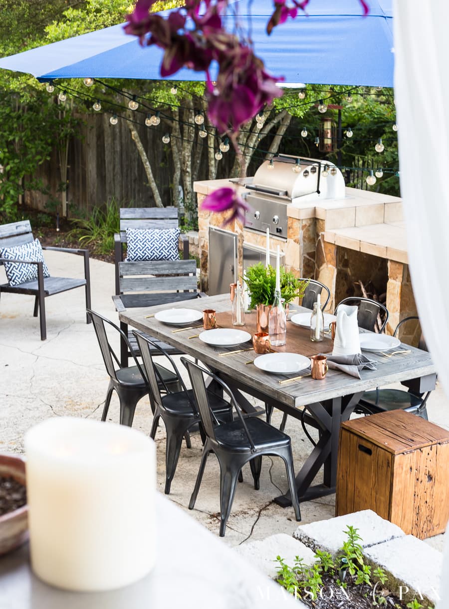 Ideas for designing a large backyard: tips for defining areas and creating useful spaces in a large outdoor area #backyard #outdoorentertaining #backyarddesign #outdoordining
