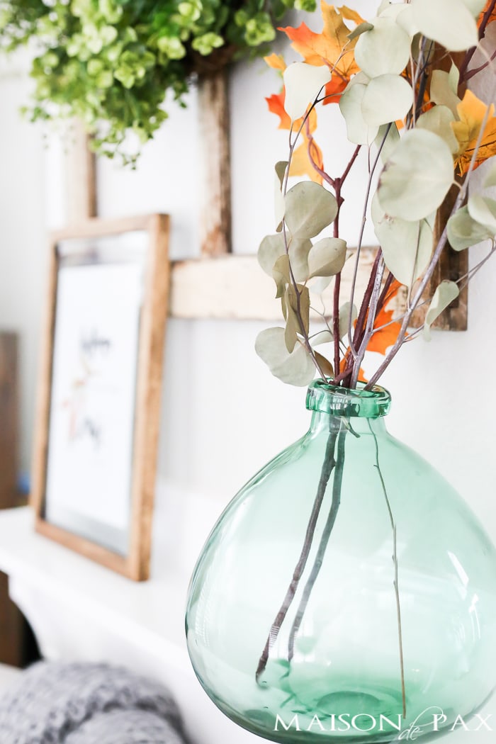 I love the subtle mix of green and orange - perfect for fall! And for some free autumn decor, click through to download a FREE fall printable!