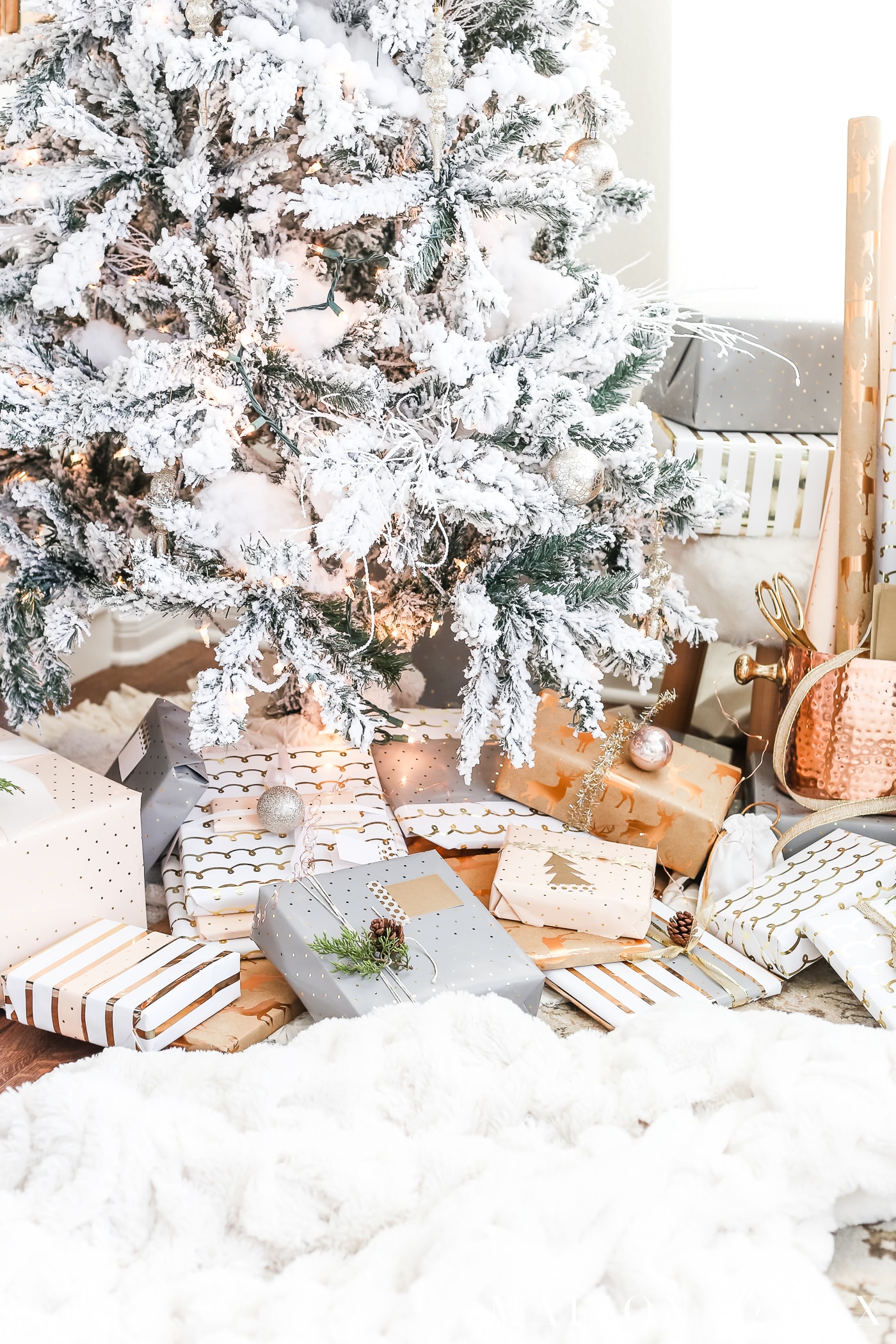 easy gift wrapping ideas: start with these gorgeous wrapping papers in coordinating colors #christmaspresents #giftwrap