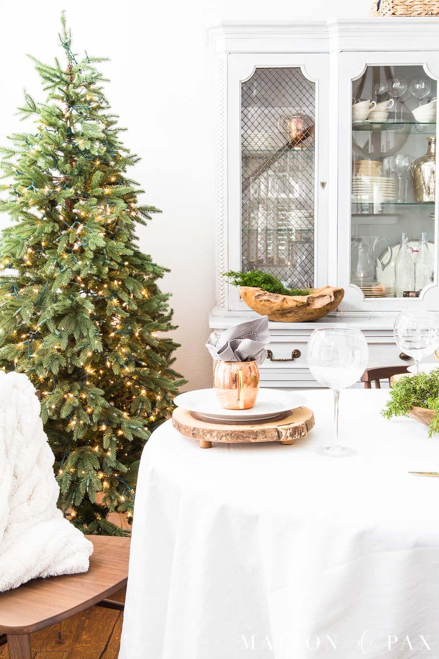 copper mugs with linen napkins and other rustic modern combinations create a beautiful modern farmhouse Christmas dining room