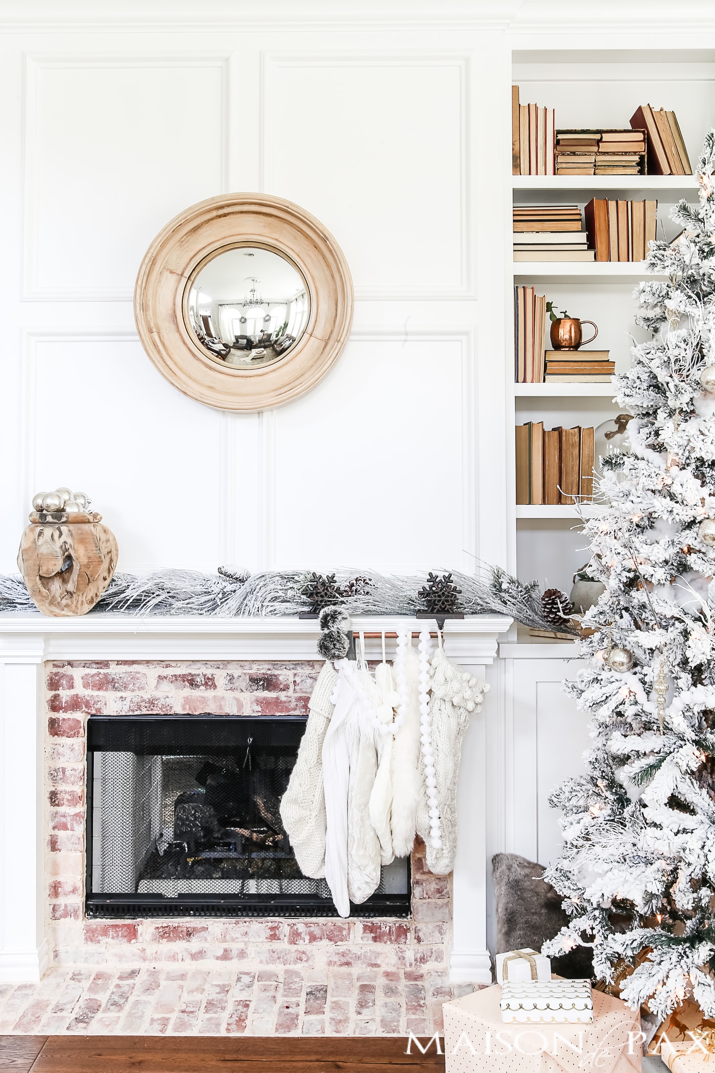 white Christmas decor with a flocked tree and touches of blush #neutralchristmas