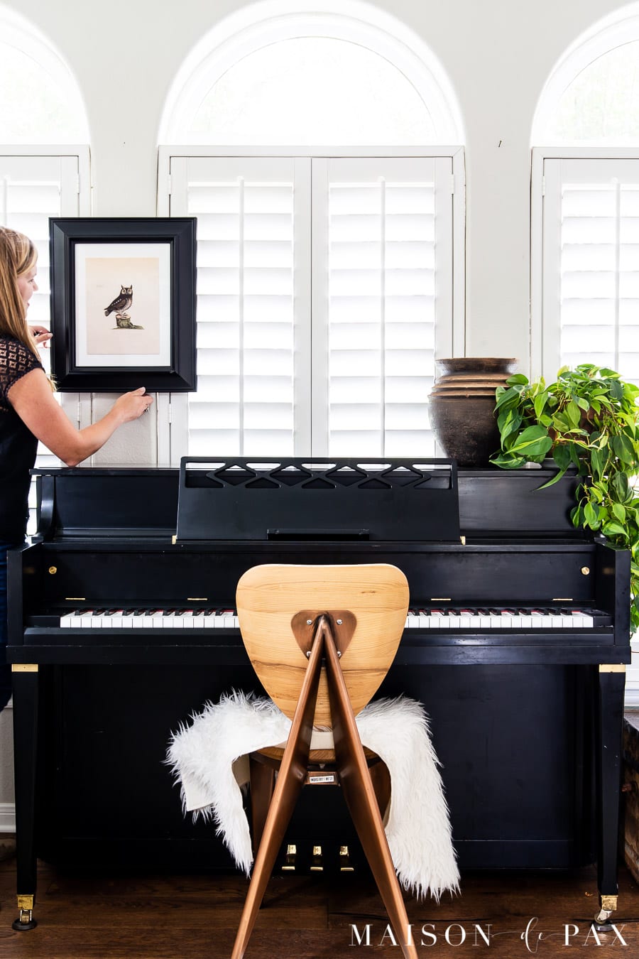 neutral fall decor: black piano with vintage art above | Maison de Pax