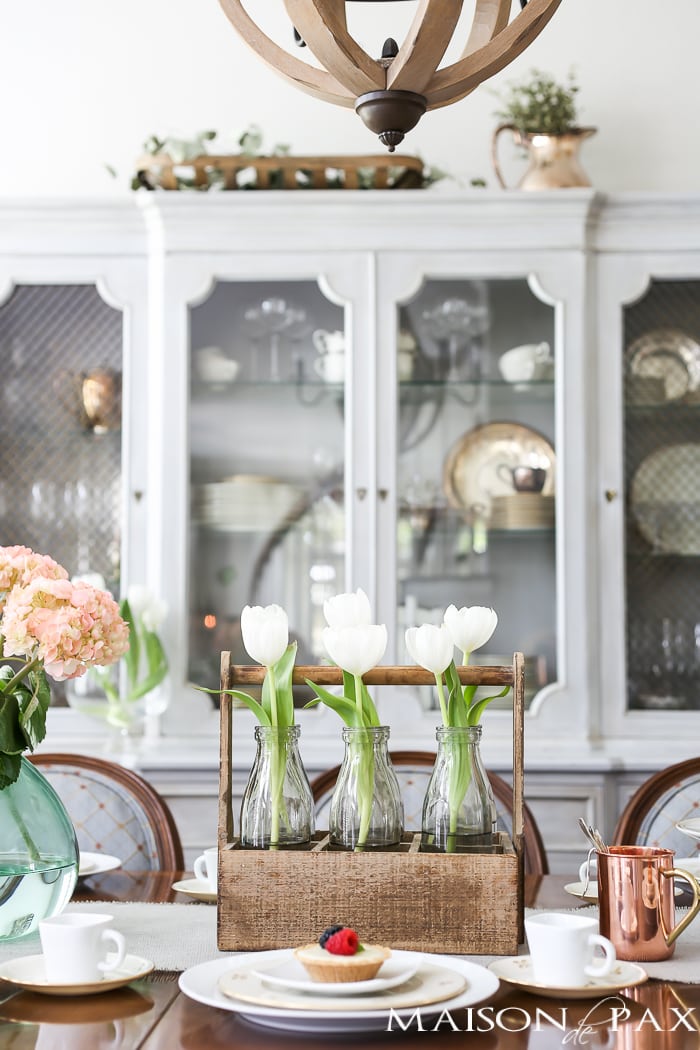 what a lovely, fresh table setting - perfect for Mother's Day brunch, Easter dinner, or any special spring occasion | aiweb9ygdry.cmersite.com