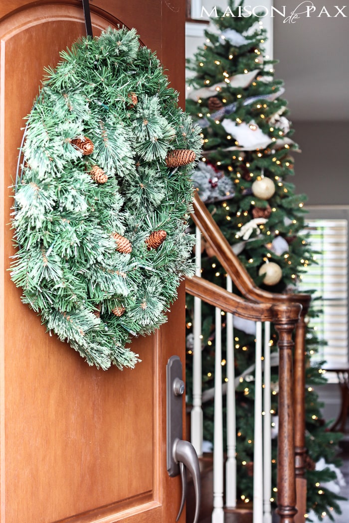 I love this simple, white and green look for the holidays! Classic greenery and white accents for a Christmas Front Porch | aiweb9ygdry.cmersite.com