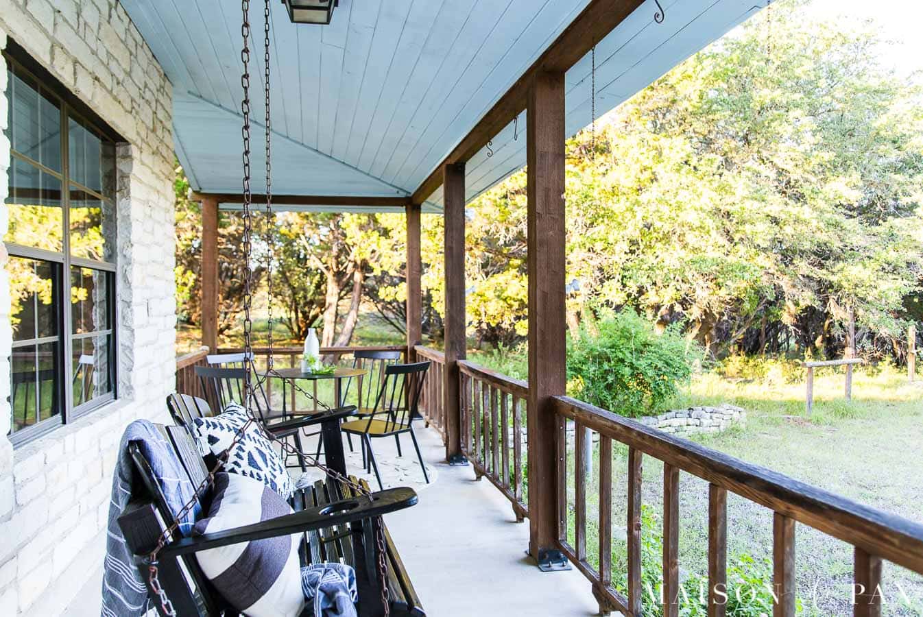 black and white porch decor | Maison de Pax