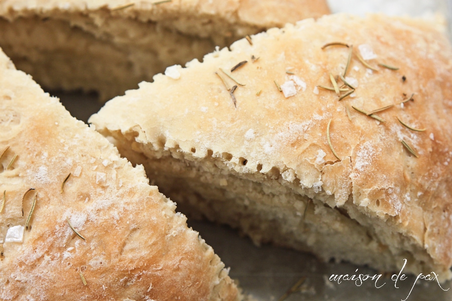 Homemade bread with just 5 ingredients and three easy steps! Delicious focaccia recipe via aiweb9ygdry.cmersite.com 