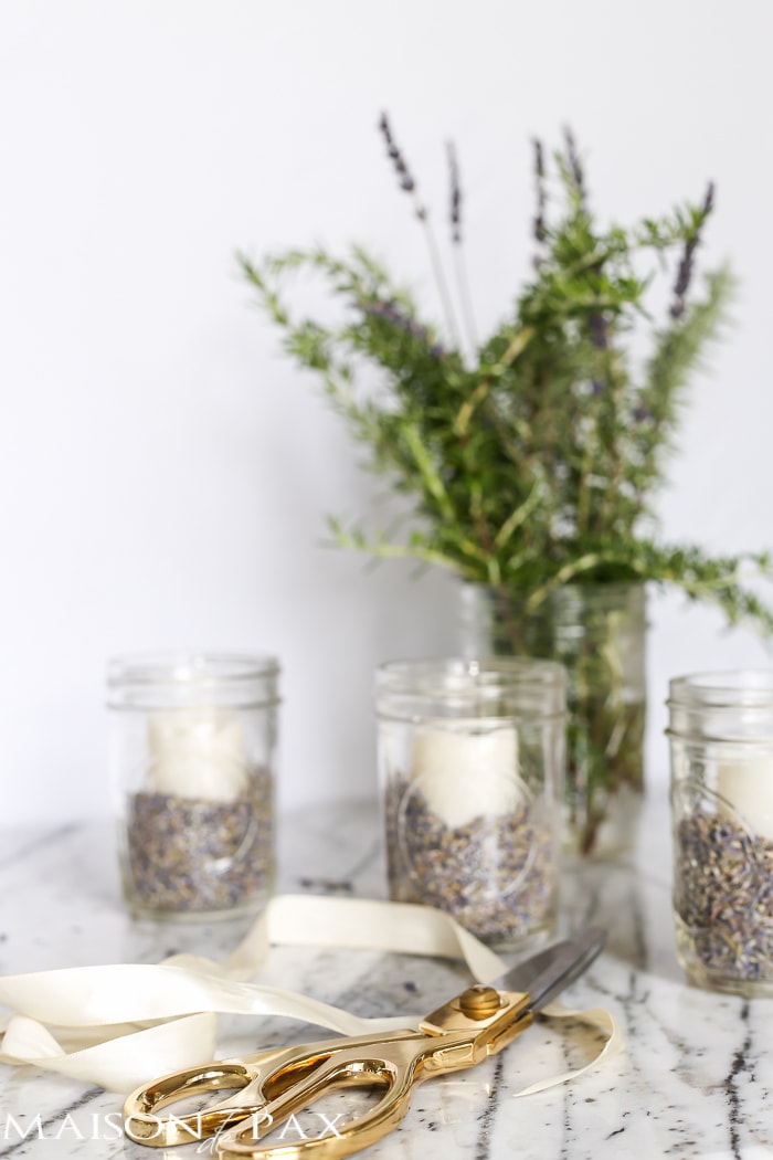 beautiful! Mason jars with dried lavender make easy and gorgeous centerpieces for home, parties, weddings, or baby showers | aiweb9ygdry.cmersite.com