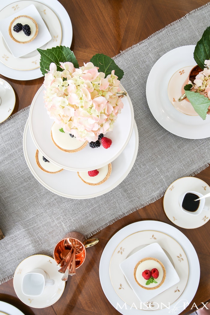 what a lovely, fresh table setting - perfect for Mother's Day brunch, Easter dinner, or any special spring occasion | aiweb9ygdry.cmersite.com