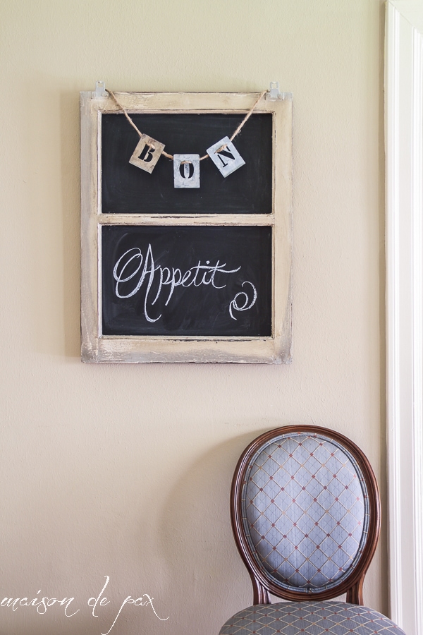 Turn an old window screen into an adorable, versatile chalkboard with this simple tutorial at aiweb9ygdry.cmersite.com! #diy #chalkboard #seasonal