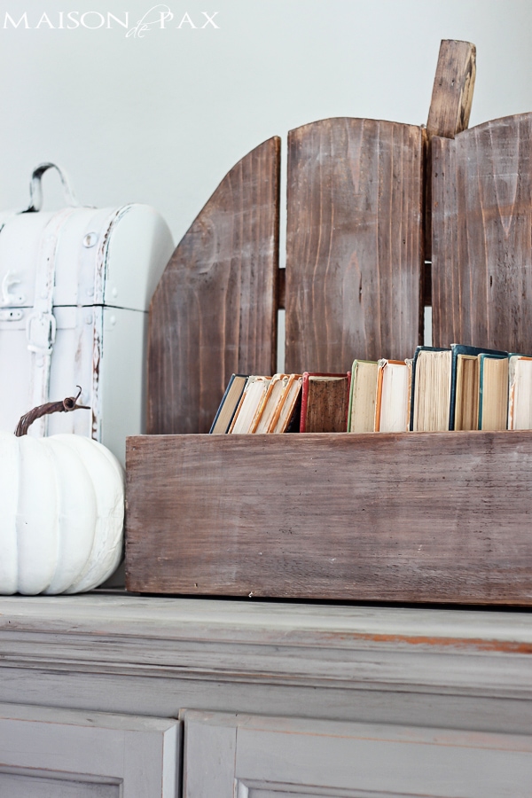 This DIY pumpkin crate is so cute and perfect for fall! Fill it with anything: pumpkins, flowers, fruit, or other fall decorations | aiweb9ygdry.cmersite.com