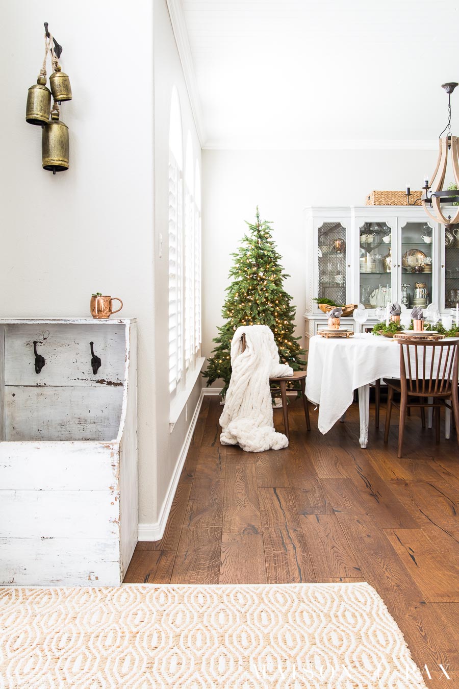 modern farmhouse christmas dining room tablescape