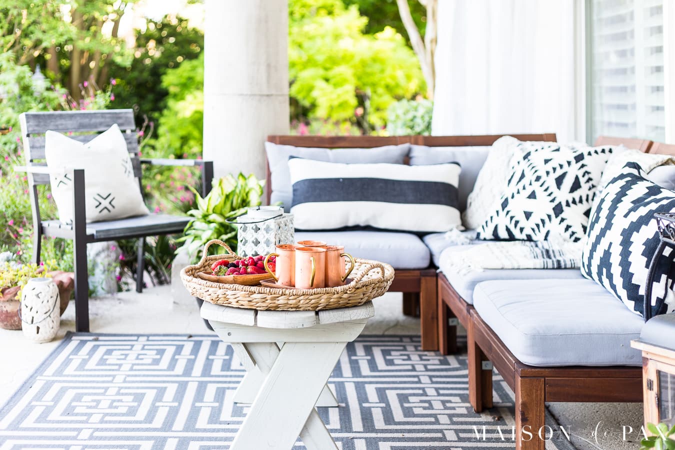 Ideas for designing a large backyard: tips for creating intimate conversation areas #backyard #outdoorentertaining #backyarddesign 