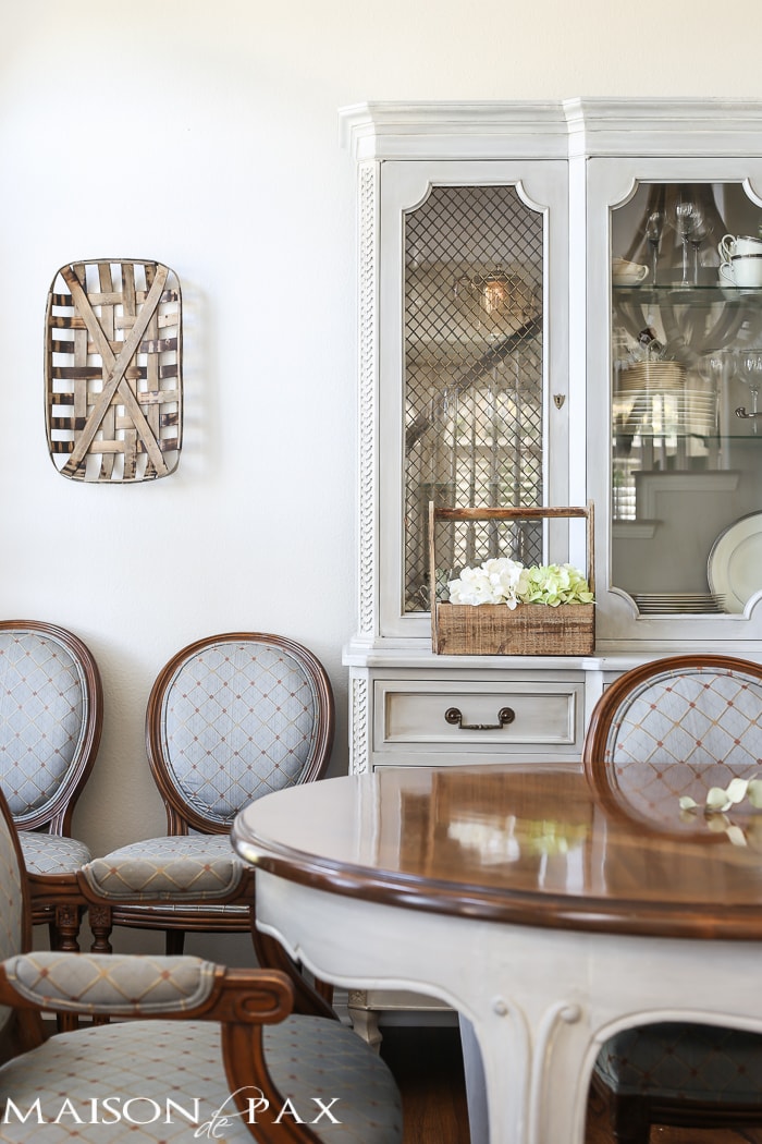 I love the flowers in the vintage bottle carrier! What a beautiful home with light touches of greenery perfect for spring or summer | aiweb9ygdry.cmersite.com