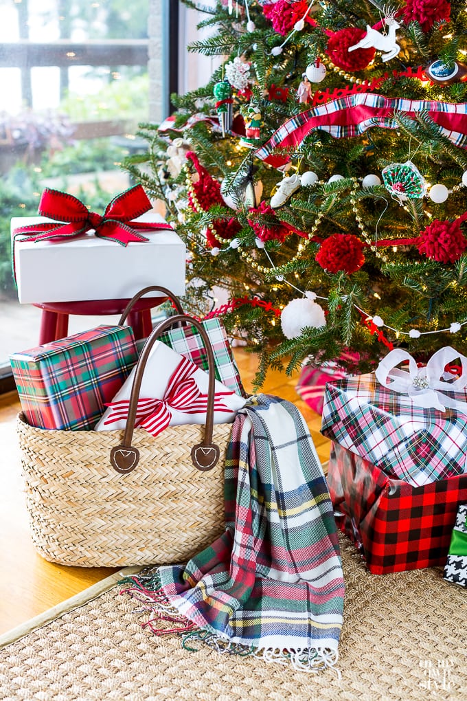 christmas-tree-with-plaid-decor