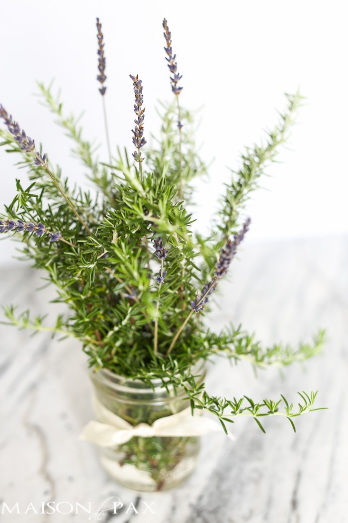 beautiful! Mason jars with dried lavender make easy and gorgeous centerpieces for home, parties, weddings, or baby showers | aiweb9ygdry.cmersite.com