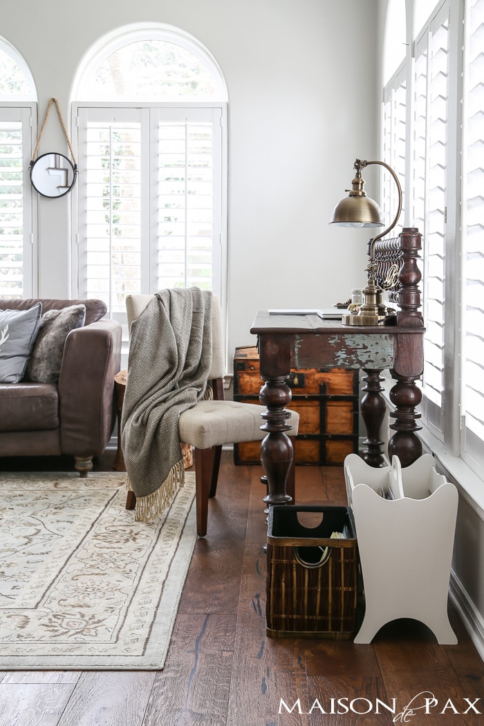 tip: use a magazine holder with file folders for additional desk organization... click through for more great functional desk ideas | aiweb9ygdry.cmersite.com