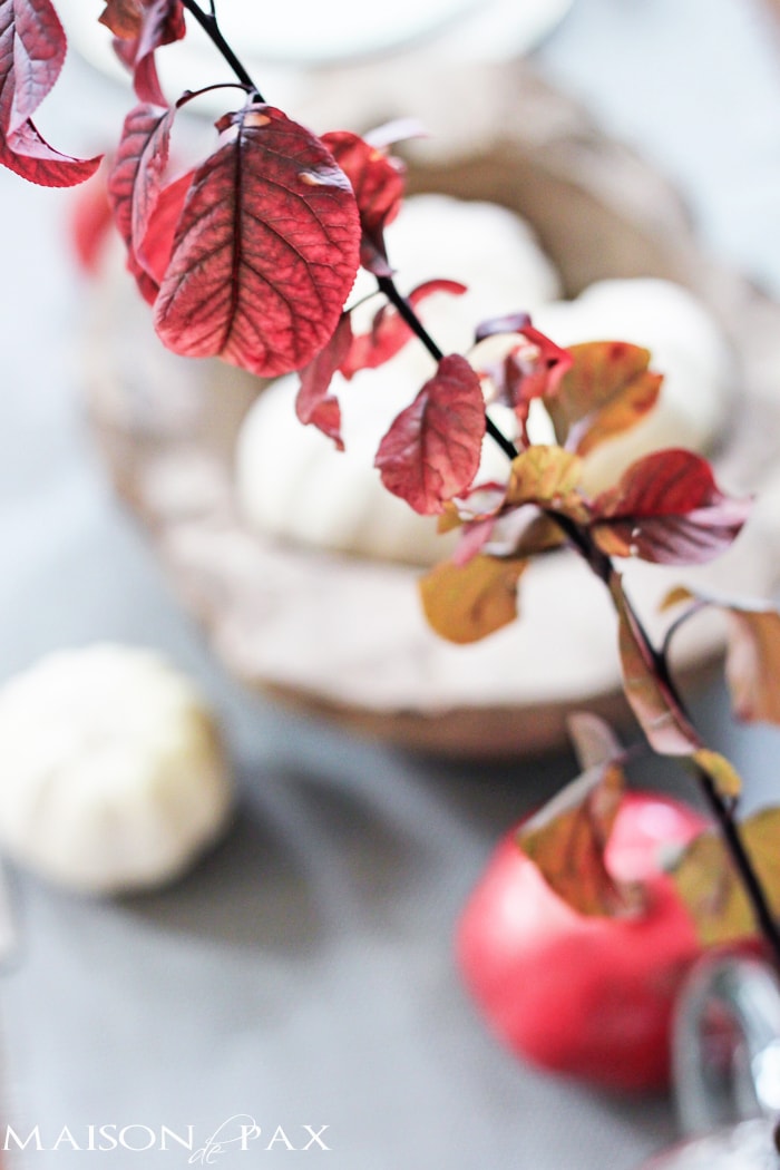 How to set a gorgeous Thanksgiving table: step by step process for a beautiful fall tablescape and gorgeous inspiration with white pumpkins, fall foliage, pears, and natural textures | aiweb9ygdry.cmersite.com