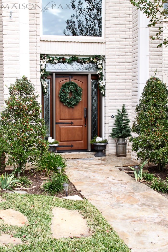 I love this simple, white and green look for the holidays! Classic greenery and white accents for a Christmas Front Porch | aiweb9ygdry.cmersite.com
