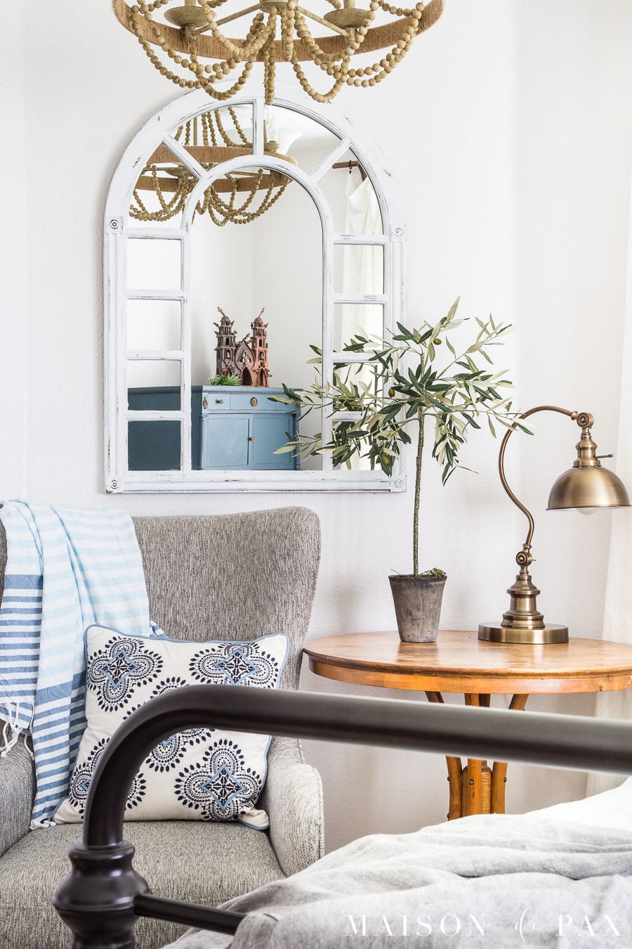 Efficient decorating ideas: mirrors. Find out which accessories are most versatile in your home! #efficiency #budgetfriendly #budgetdecor #decoratingideas #accessories #homedecor