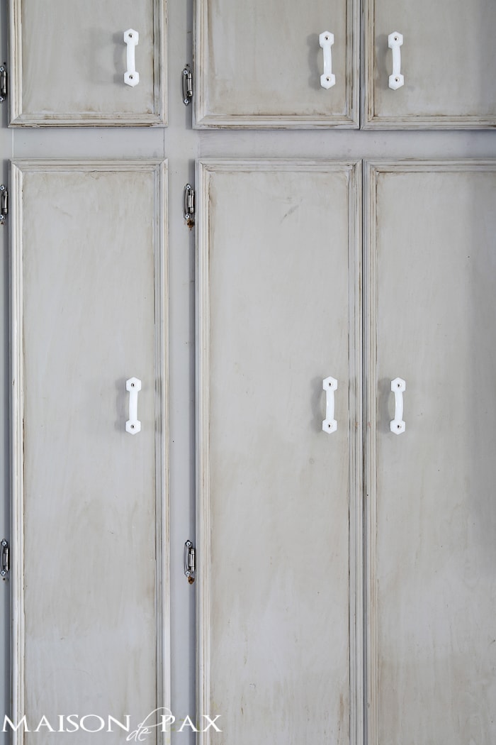 beautiful! You won't believe the transformation that chalk paint made on this kitchen. Plus, all the do's and don'ts and details of painting a kitchen with chalk paint | aiweb9ygdry.cmersite.com