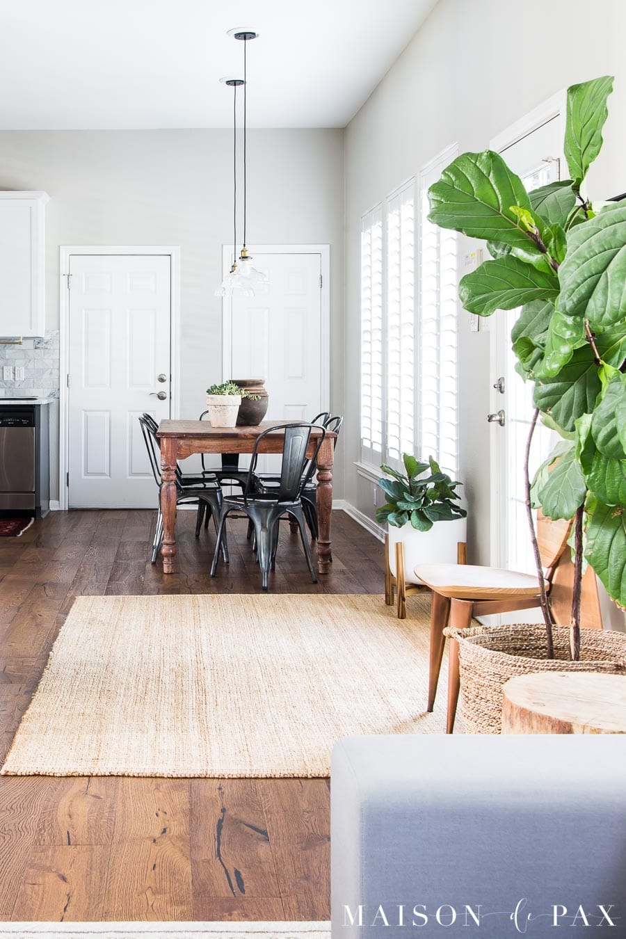 family room overlooking eat in kitchen | Maison de Pax
