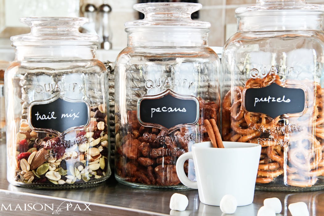 What an adorable idea! A hot chocolate and snack bar - perfect for fall and winter and all those holiday visitors | aiweb9ygdry.cmersite.com