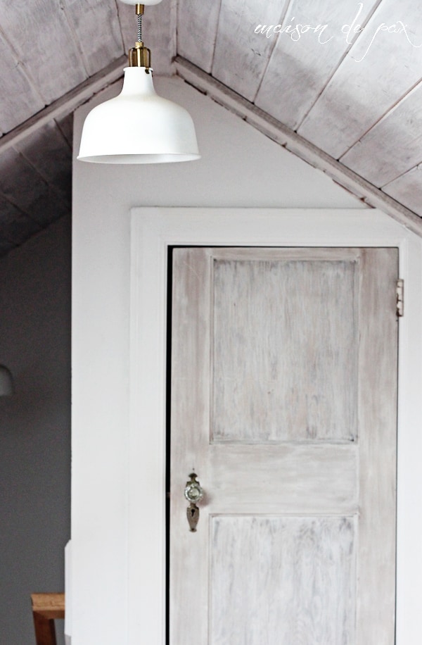 Don't miss this step-by-step tutorial for creating a gorgeous, textured, whitewashed door at aiweb9ygdry.cmersite.com